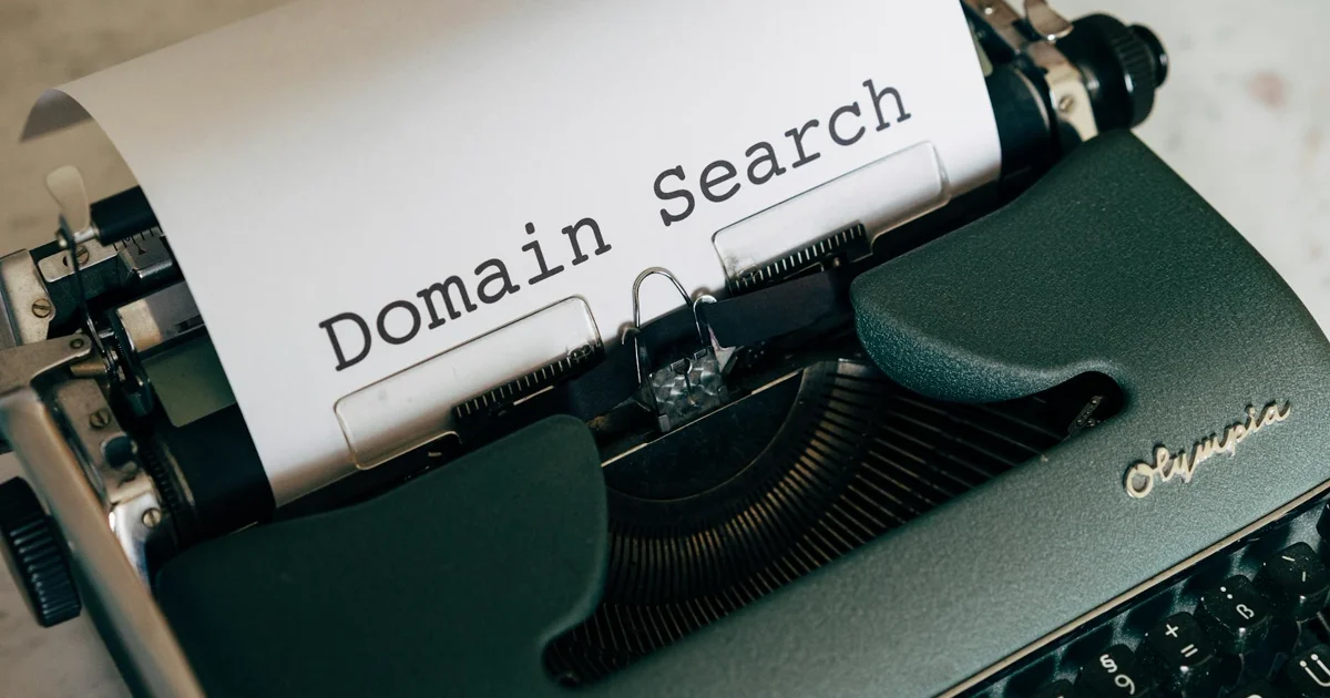 Dominio .cl, .com o .com.cl: cuál elegir para tu negocio en Chile 2026