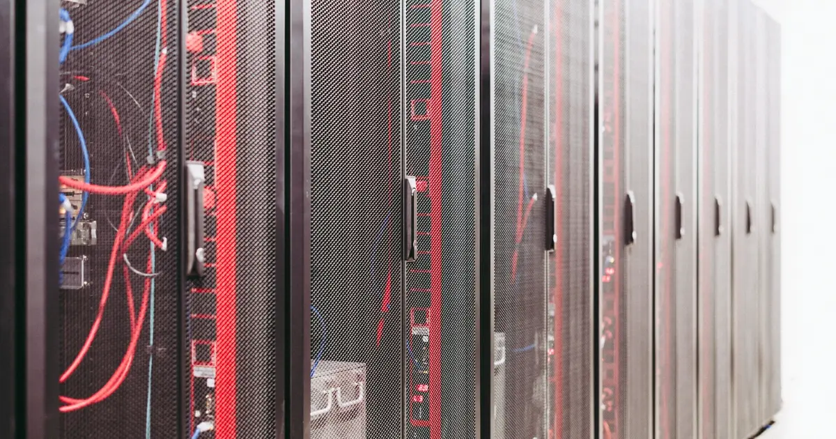 Infografía comparativa de tipos de hosting: compartido, VPS, dedicado y cloud con diferencias y precios